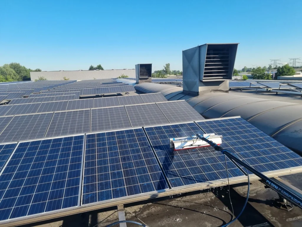 Zonnepanelen reinigen met osmose