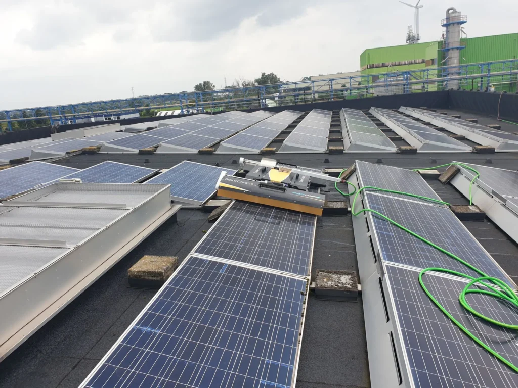 Zonnepanelen reinigen onzin of niet?