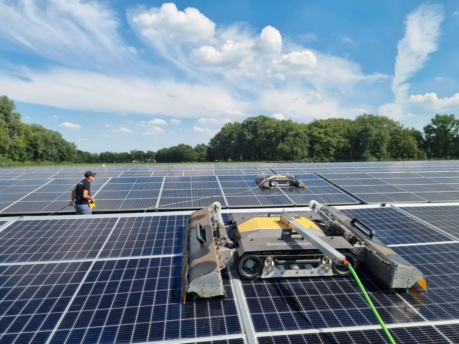 Zonnepanelen reinigen grond installatie