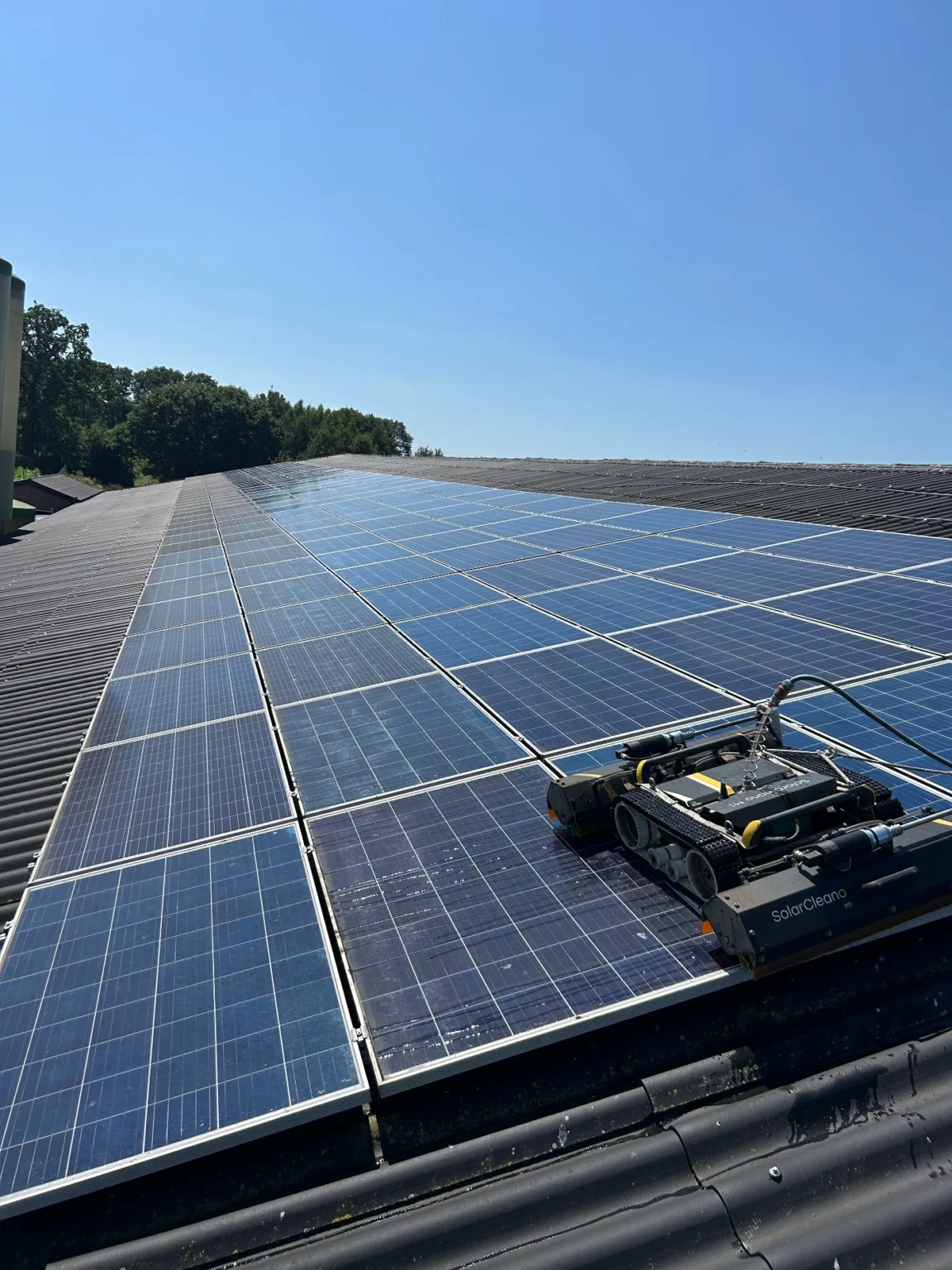 Landbouw zonnepanelen installatie reinigen
