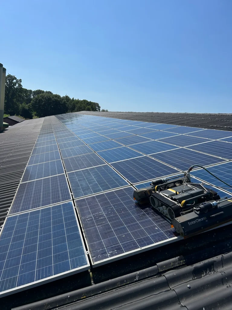 Landbouw zonnepanelen installatie reinigen