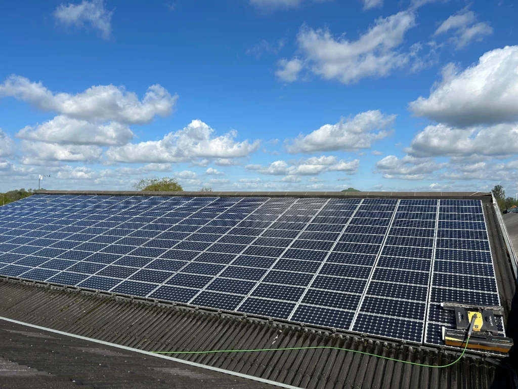 Landbouw zonnepanelen reinigen