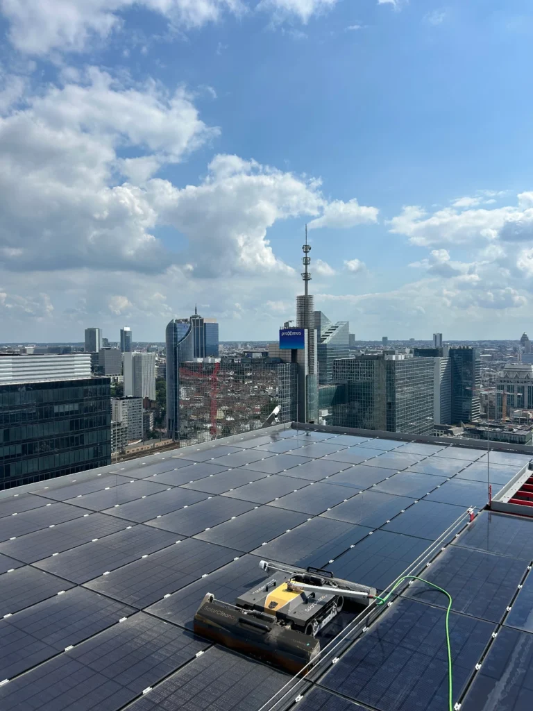 Industriële installatie zonnepanelen reinigen