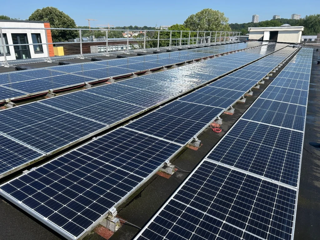 Commerciële zonnepanelen opstelling reinigen