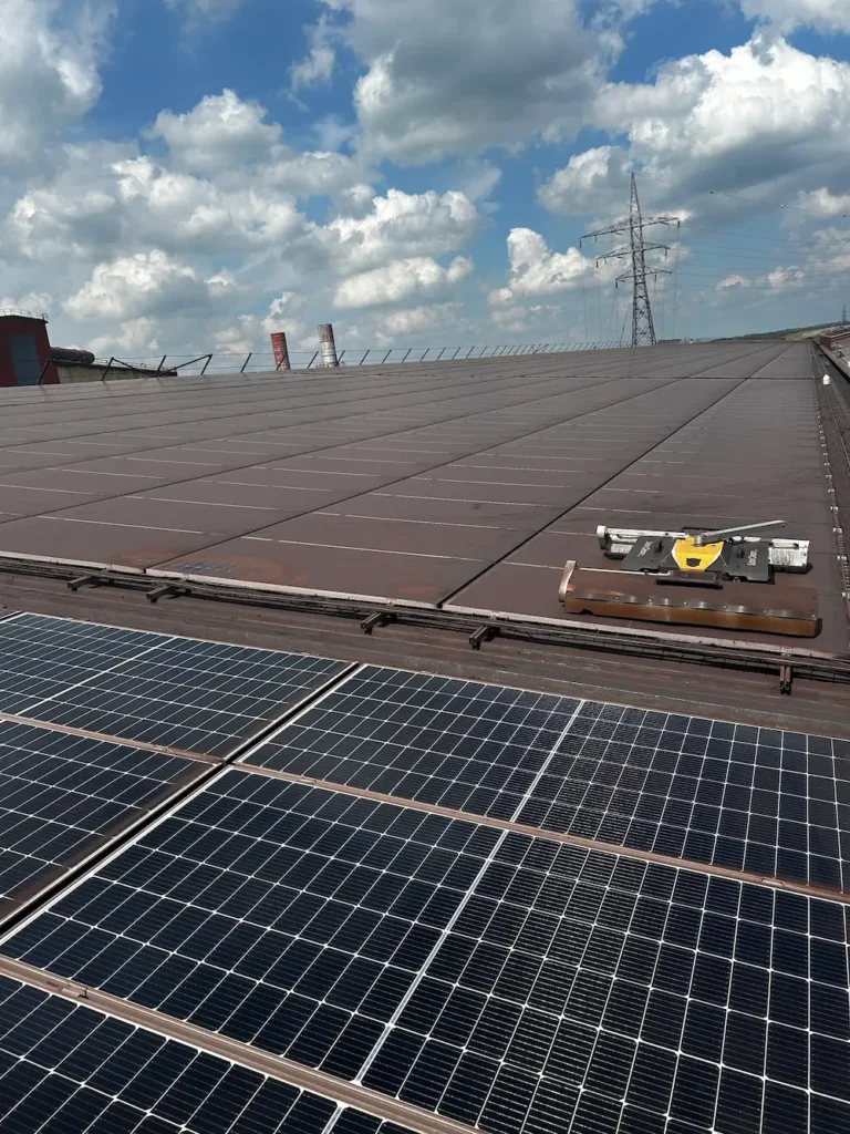 Industriele zonnepanelen opstelling reinigen