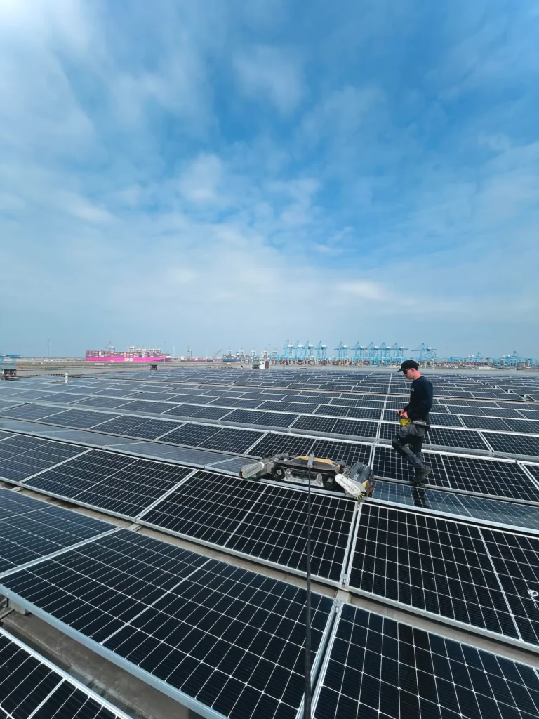Zonnepanelen reinigen door experts