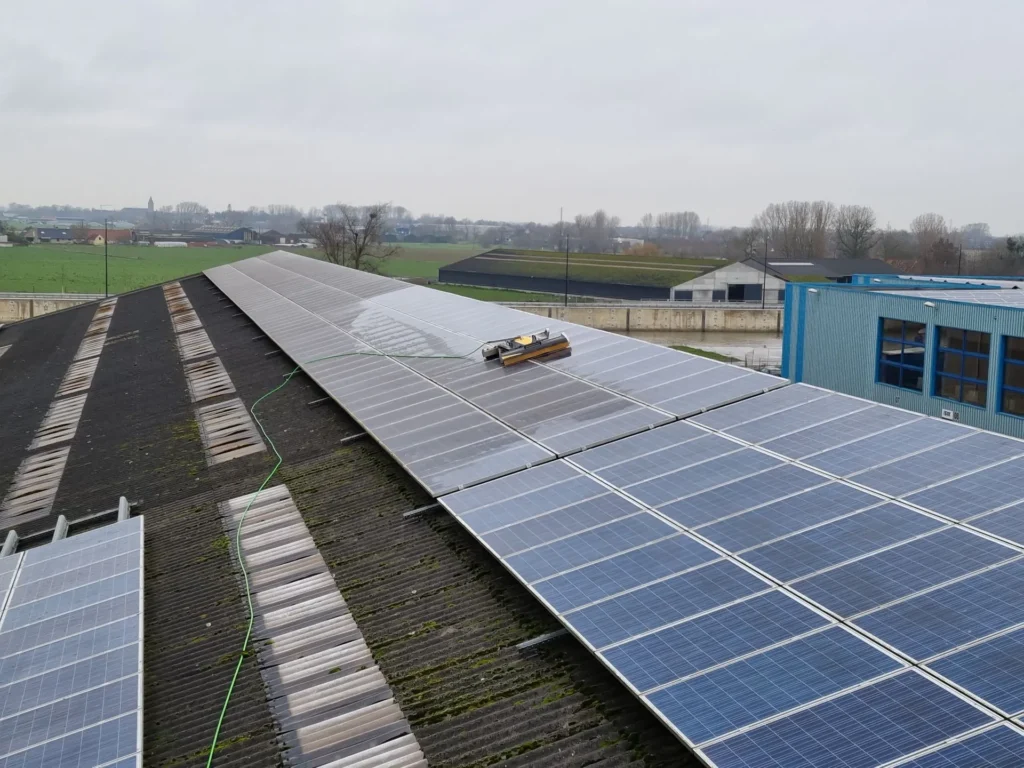 Dak installatie zonnepanelen reinigen