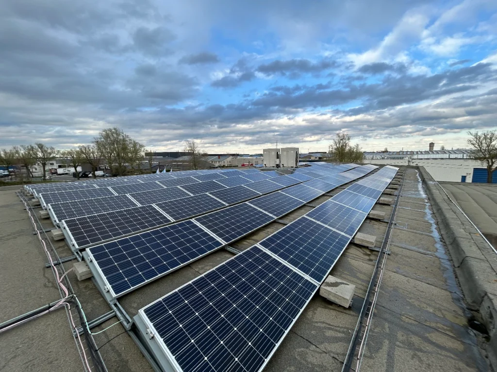 Industriële zonnepanelen opstelling laten reinigen