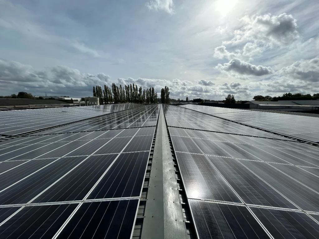 Dak installatie zonnepanelen reinigen