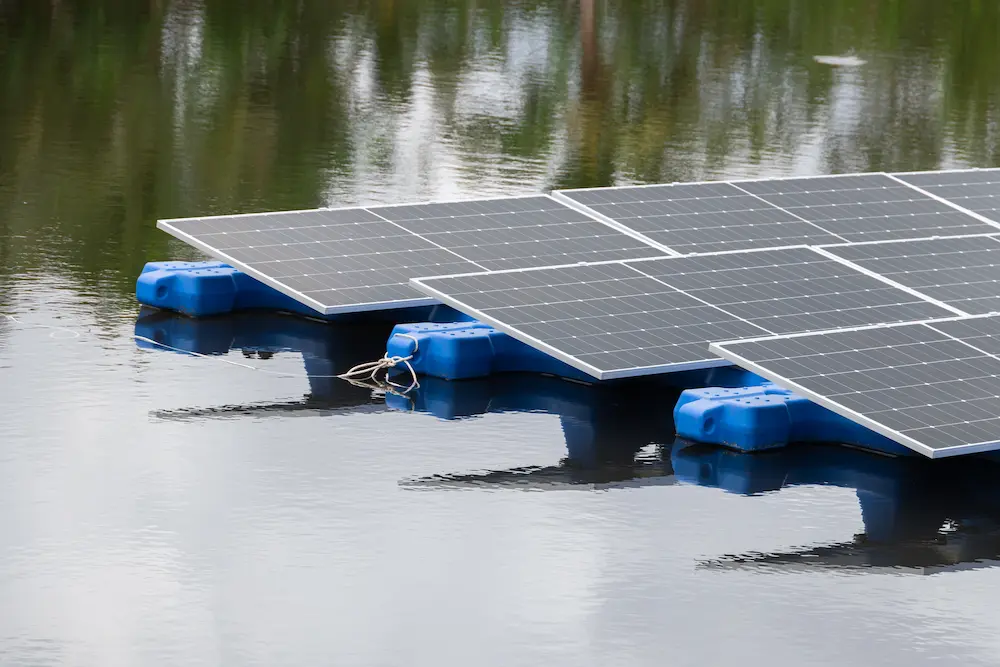 Drijvende zonnepanelen installatie reinigen