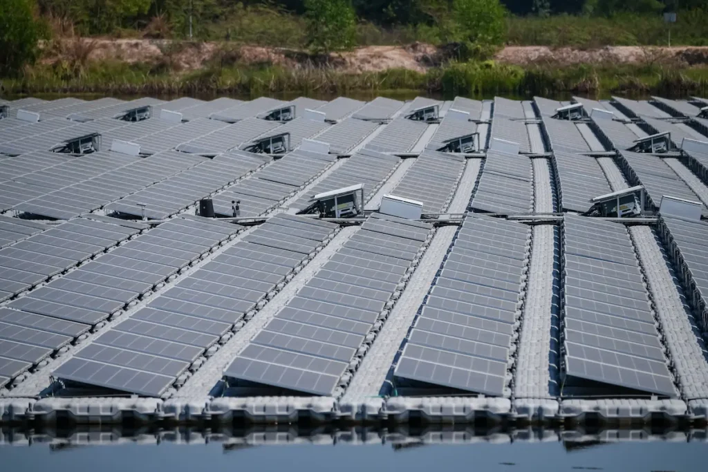 Drijvende zonnepanelen reinigen
