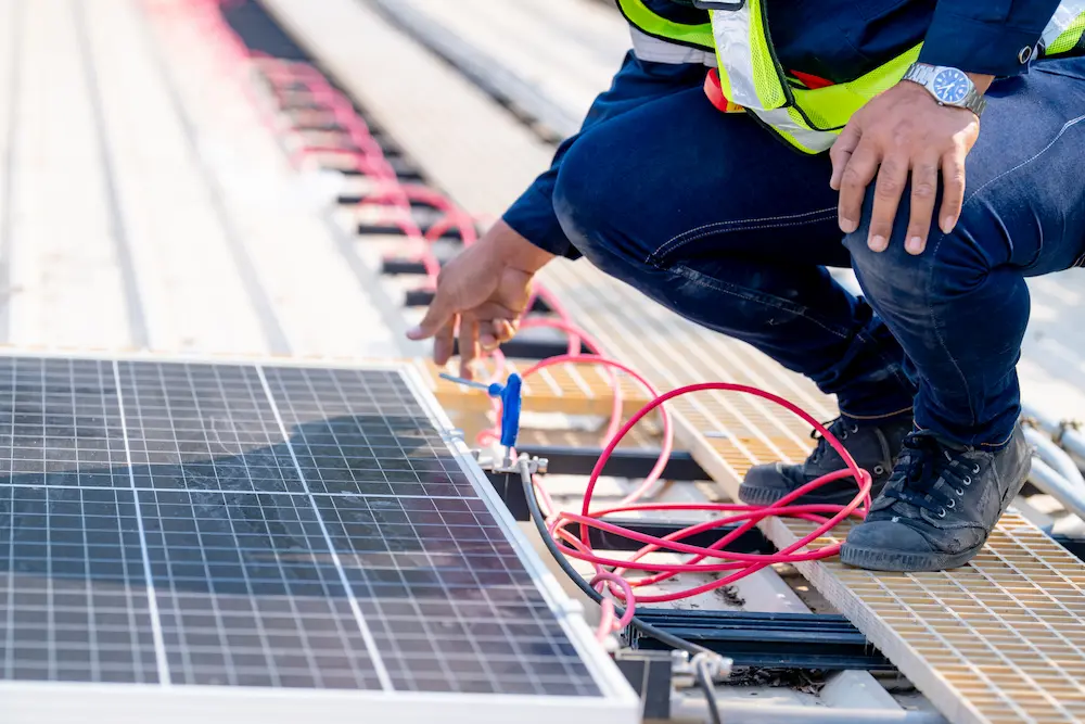 Zonnepanelen laten onderhouden
